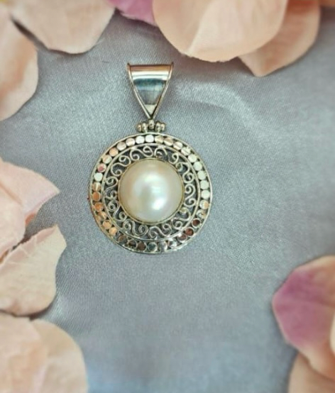 Romantic look 31mm Sterling silver pendant with 17mm white Mabe pearl on it