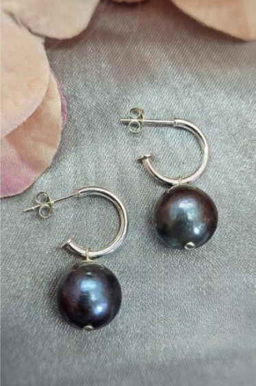 Pretty woman earrings with 12mm black freshwater pearl attachments