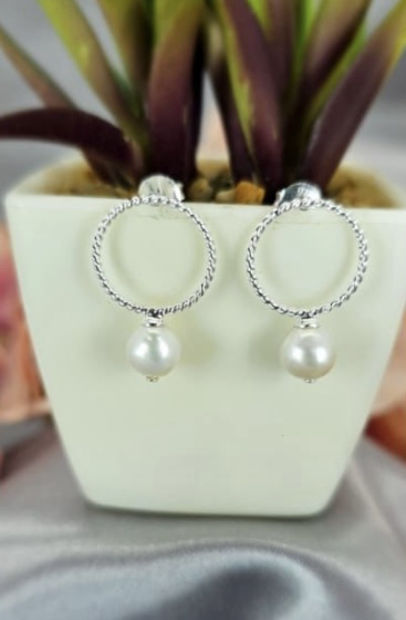 Twist and turn circle studs with freshwater pearls on end