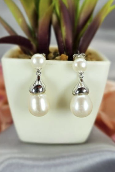 Beautyfull bold statement pearl earrings