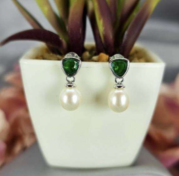 Stunning Sterling silver drop earrings with lovely freshwater pearls and stunning Emerald semi precious stone on top