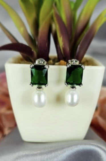 Sterling silver drop earring with emerald cubic zirconia and freshwater pearl on end
