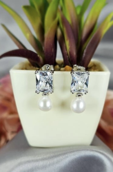 Beautiful square cubic pavé detail with hanging pearls