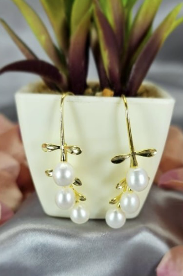 Gold drop earrings with pretty pearl drops