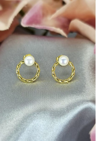 Gold Round Earrings with Freshwater Pearl