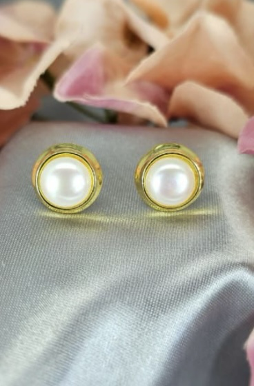 Gold Stud Earrings with Freshwater Pearl