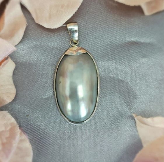 Sterling silver pendant with grey/blue shell pearl