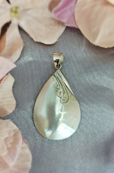 Sterling silver pendant with shell pearl