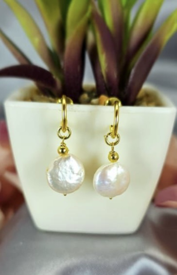Stunning gold plated on sterling silver pretty woman earrings with beautiful coin Pearl attachments
