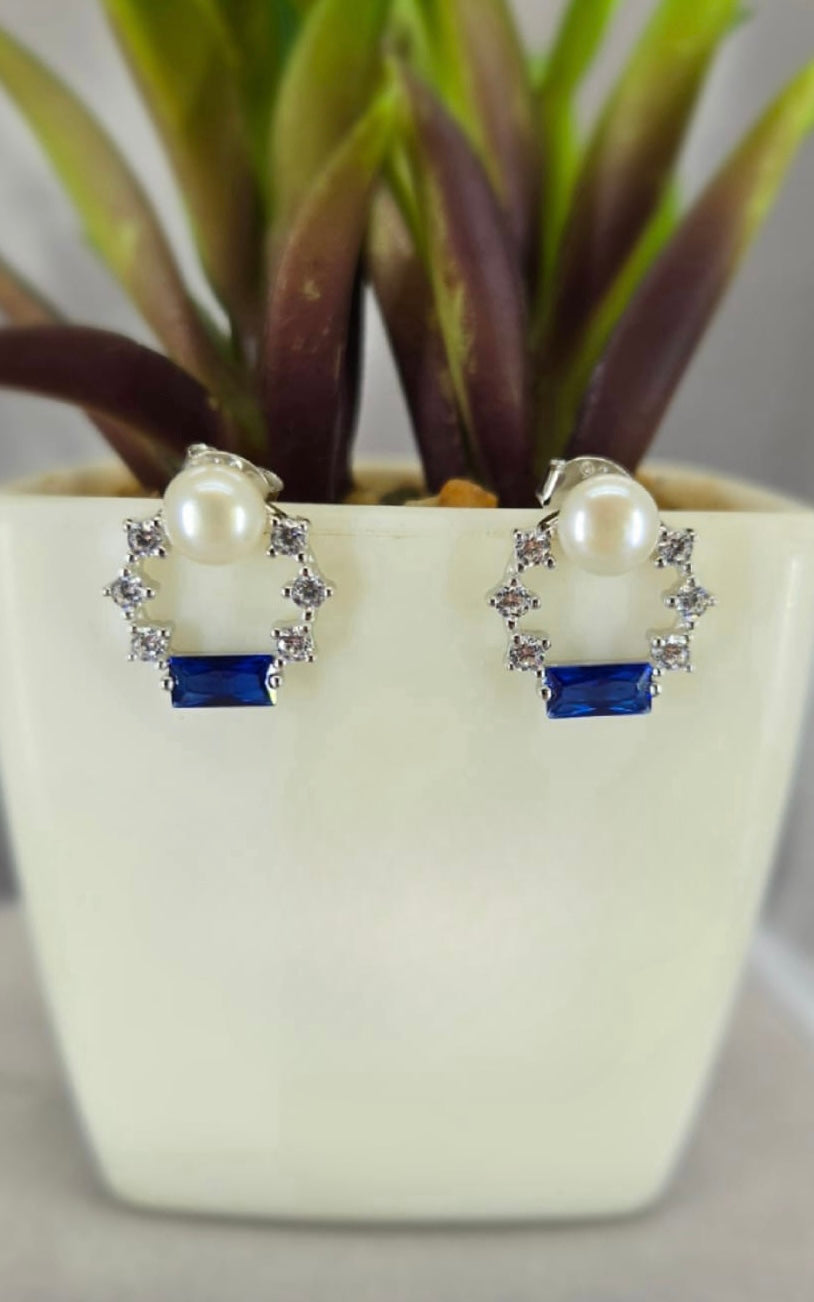 Freshwater pearl 13mm circle detailed stud with blue and white cubic