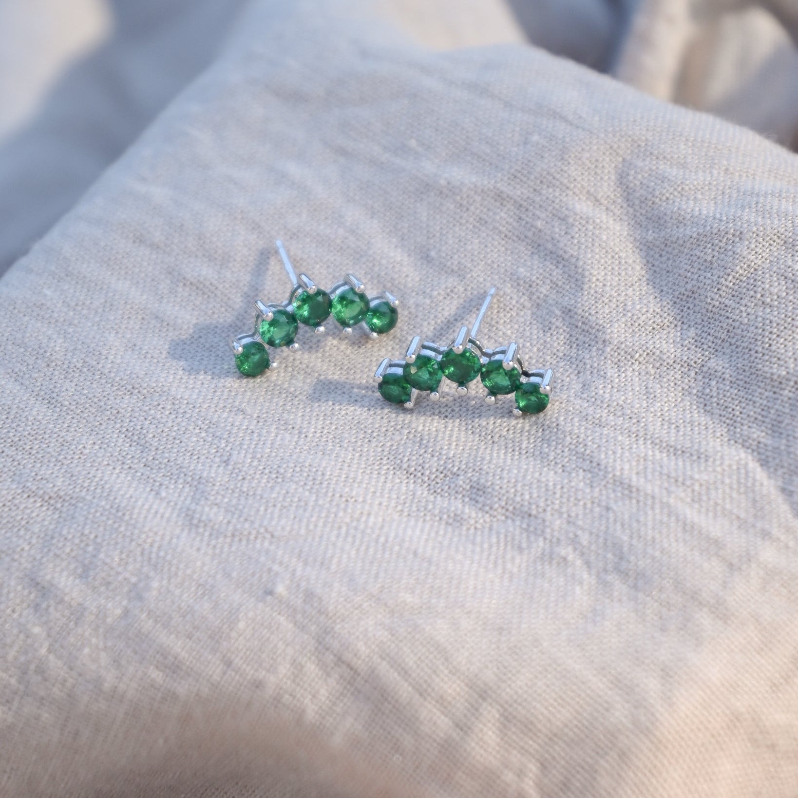 Green crown stud earrings