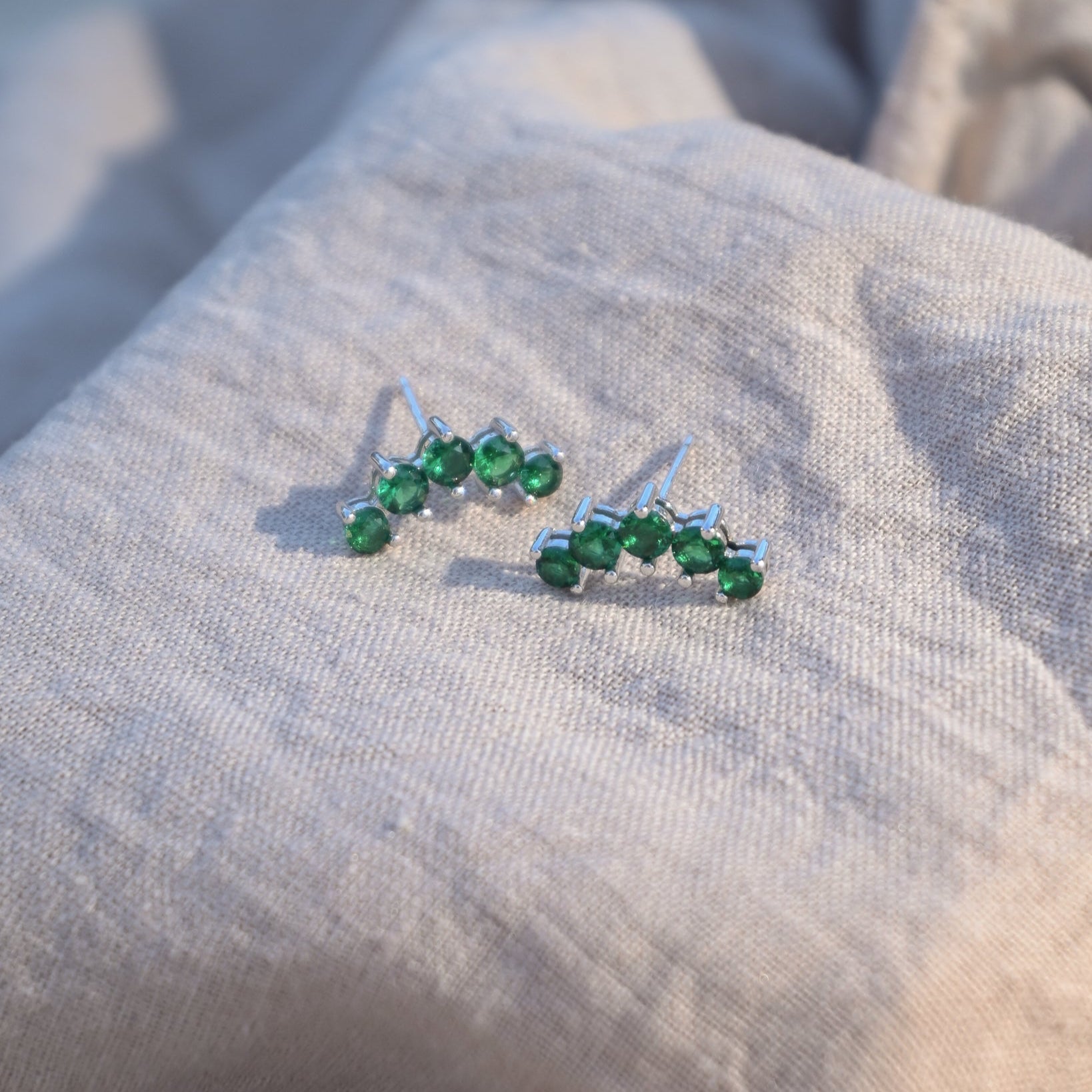 Green crown stud earrings