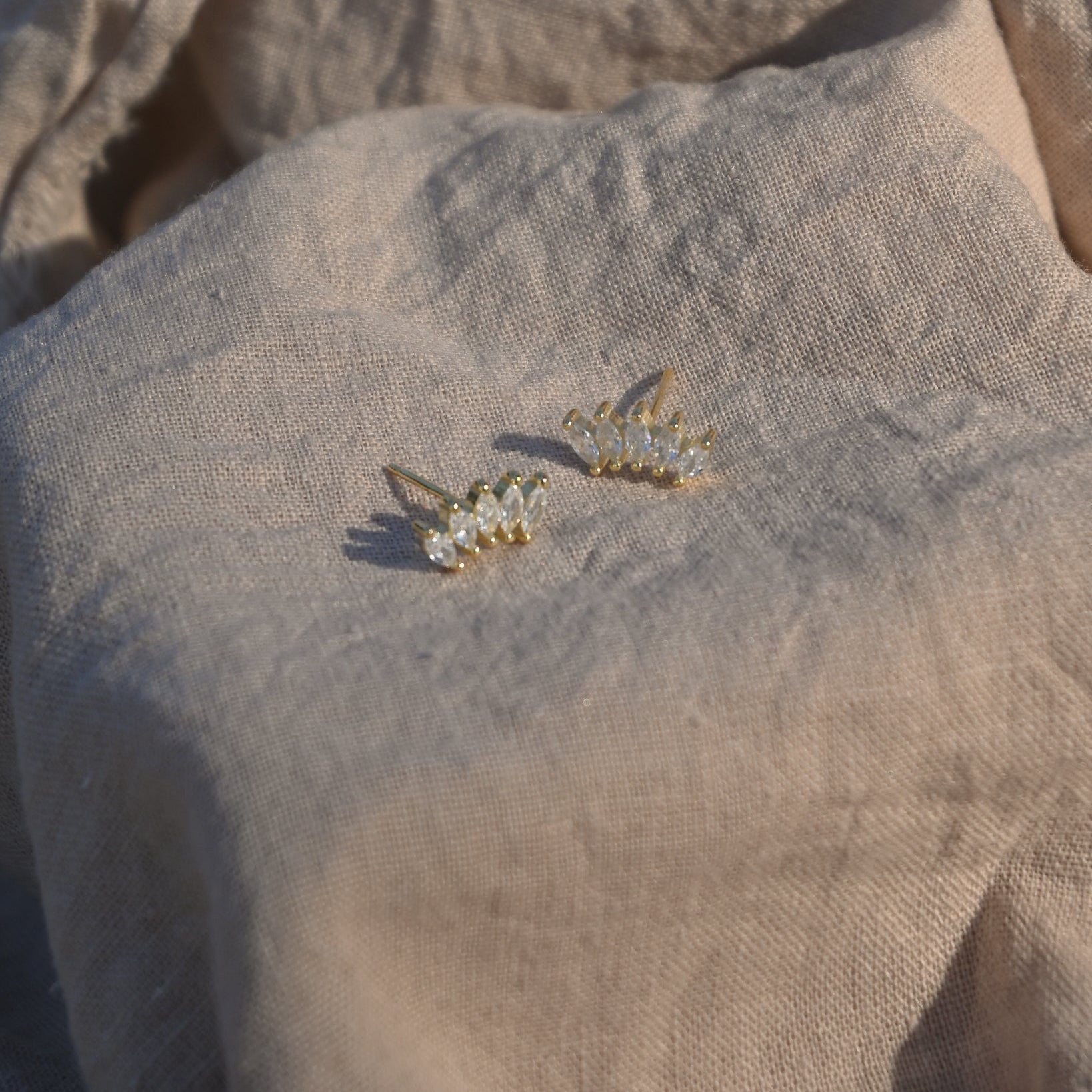 Gold Nicolá crown earrings