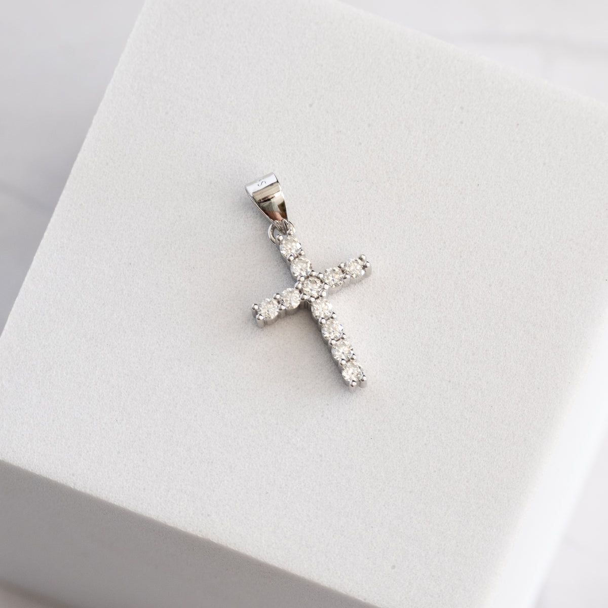 Sterling Silver Moissanite Cross Pendant – 0.68ct Round Brilliant-Cut Stones