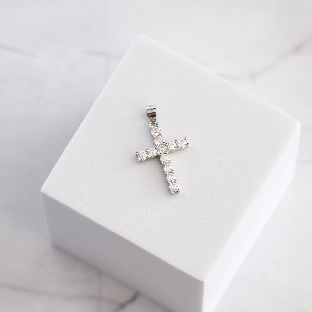 Sterling Silver Moissanite Cross Pendant – 0.32ct Round Brilliant-Cut Stones