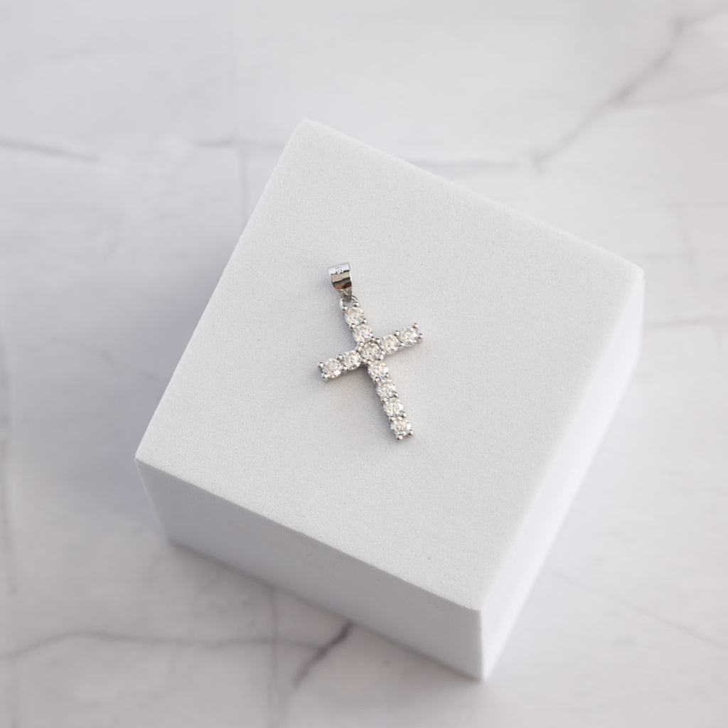 Sterling Silver Moissanite Cross Pendant – 0.68ct Round Brilliant-Cut Stones