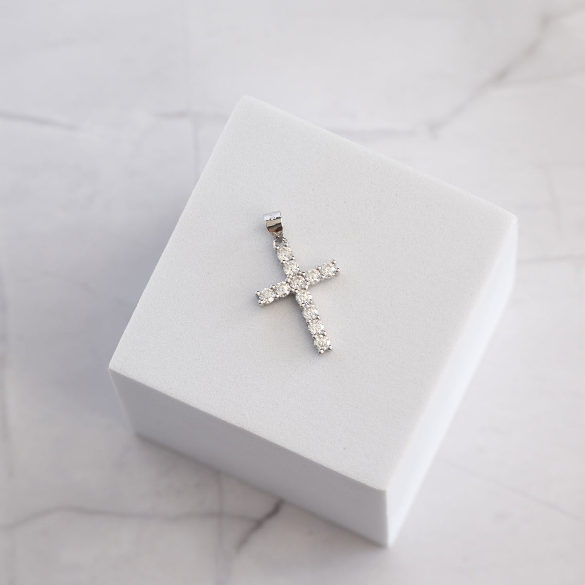 Sterling Silver Moissanite Cross Pendant – 0.68ct Round Brilliant-Cut Stones