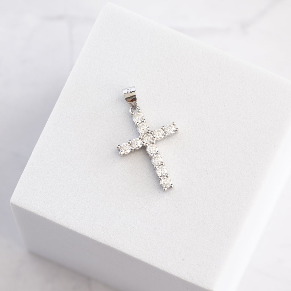 Sterling Silver Moissanite Cross Pendant – 0.68ct Round Brilliant-Cut Stones