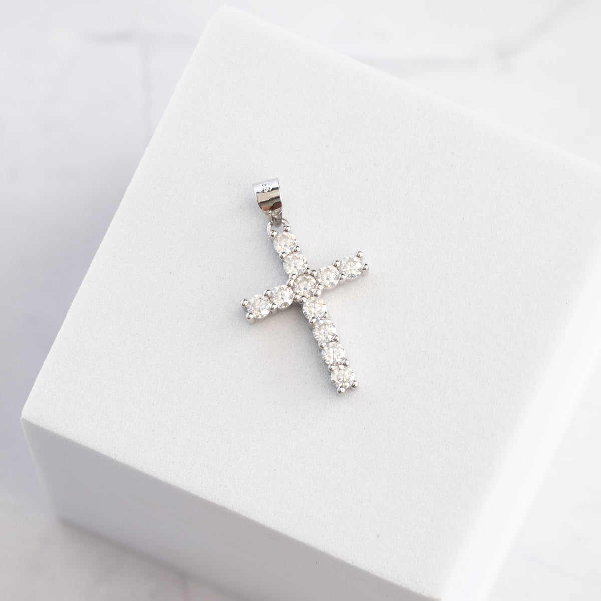Sterling Silver Moissanite Cross Pendant – 0.68ct Round Brilliant-Cut Stones