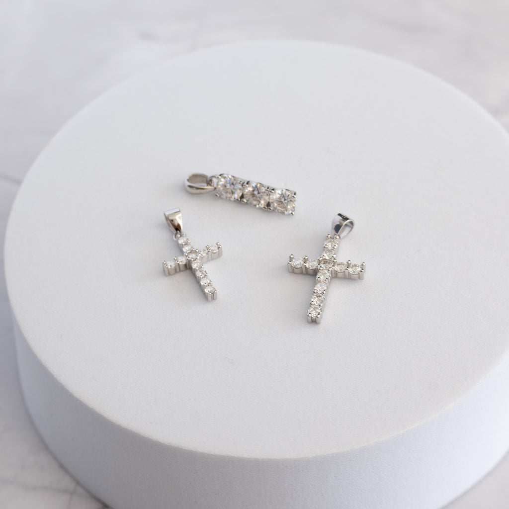 Sterling Silver Moissanite Cross Pendant – 0.32ct Round Brilliant-Cut Stones