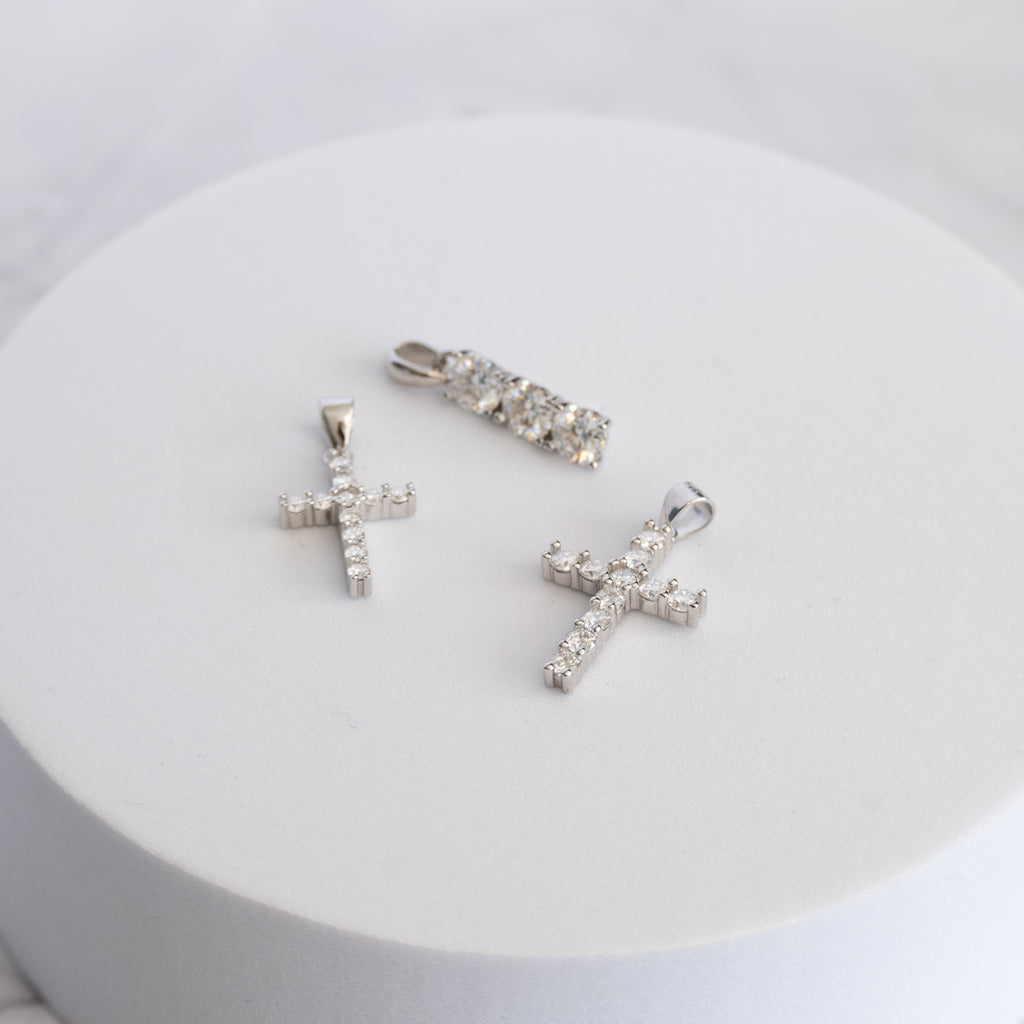 Sterling Silver Moissanite Cross Pendant – 0.68ct Round Brilliant-Cut Stones