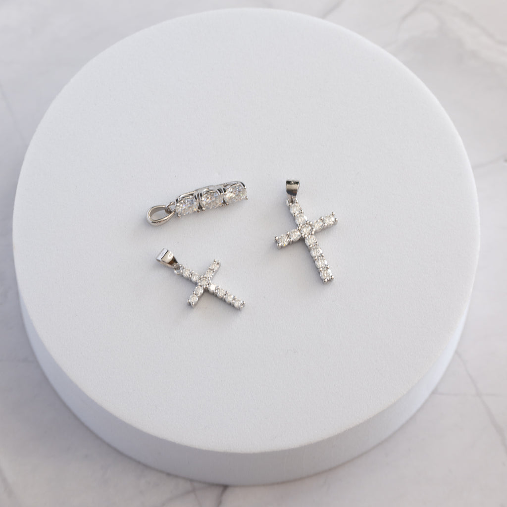 Sterling Silver Moissanite Cross Pendant – 0.68ct Round Brilliant-Cut Stones