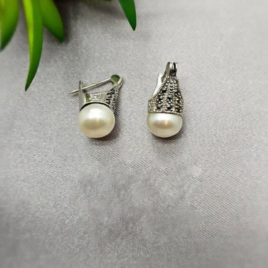 Antique looking drop earrings with beautiful freshwater pearls