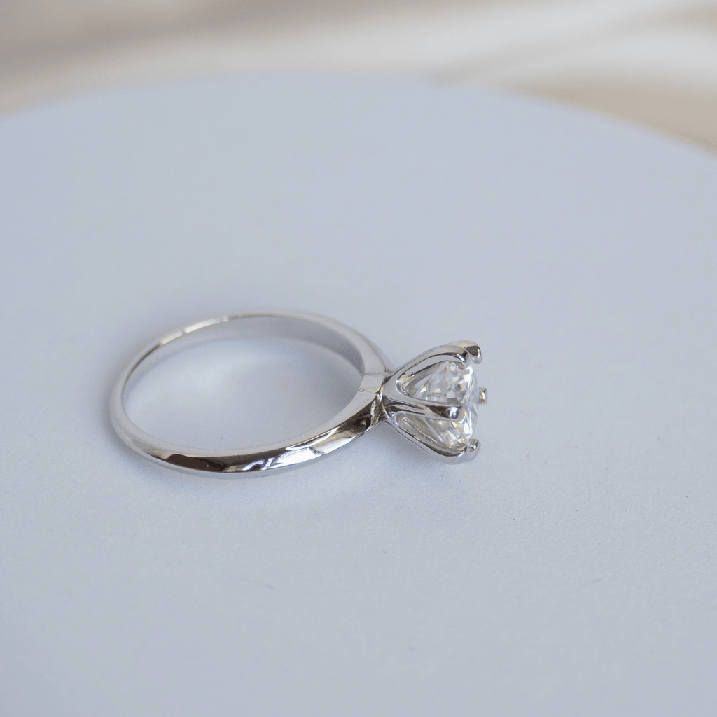 Classic Solitaire ring with a 2.0 ct Moissanite stone (GRA Certificate included) - Terciany 