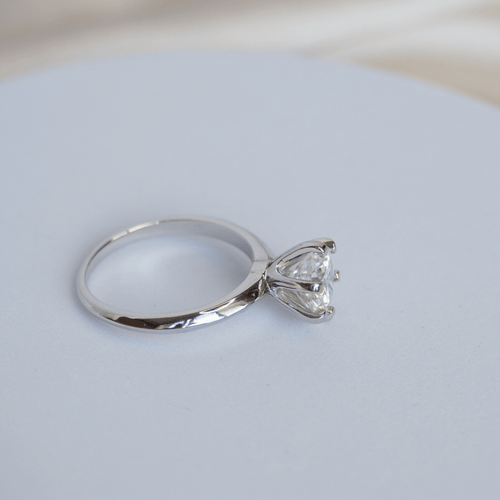 Classic Solitaire ring with a 2.0 ct Moissanite stone (GRA Certificate included) - Terciany 