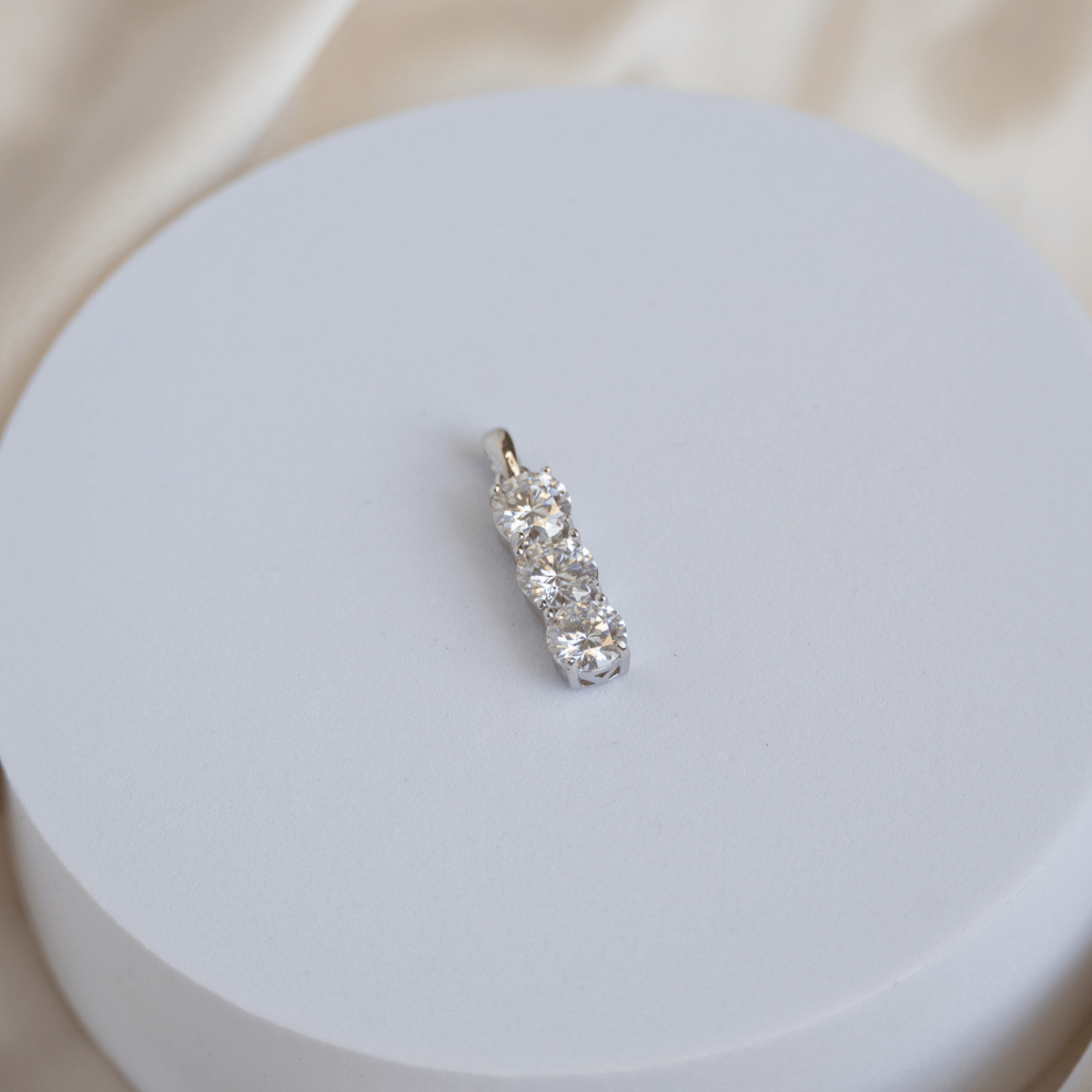 Pendant with 3x1.0ct Moissanite stones(with GRA Certificate) - Terciany 