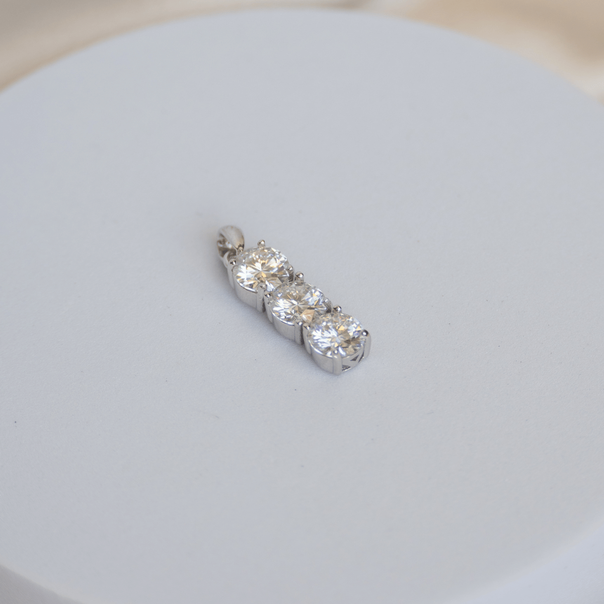 Pendant with 3x1.0ct Moissanite stones(with GRA Certificate) - Terciany 