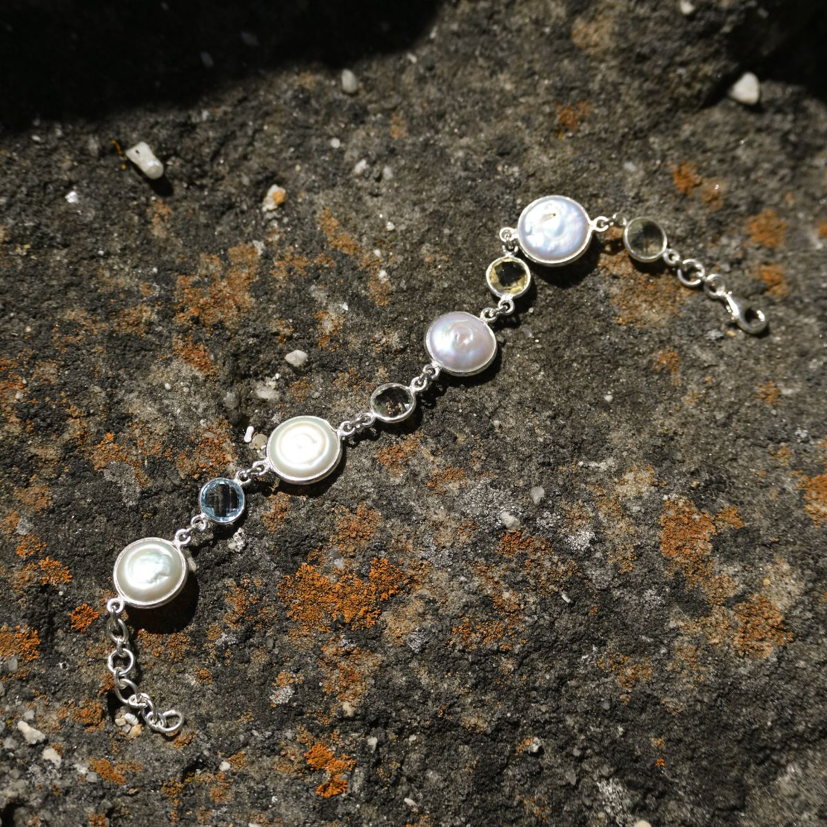 Pearl bracelet with semi precious stones