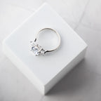Oval trilogy ring