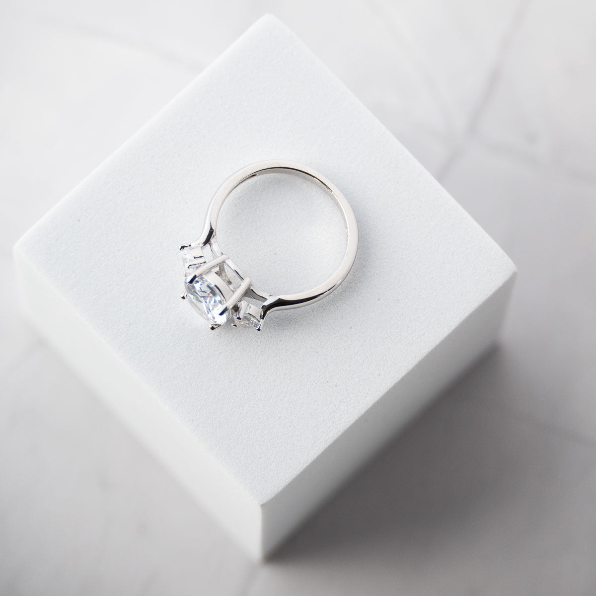Oval trilogy ring