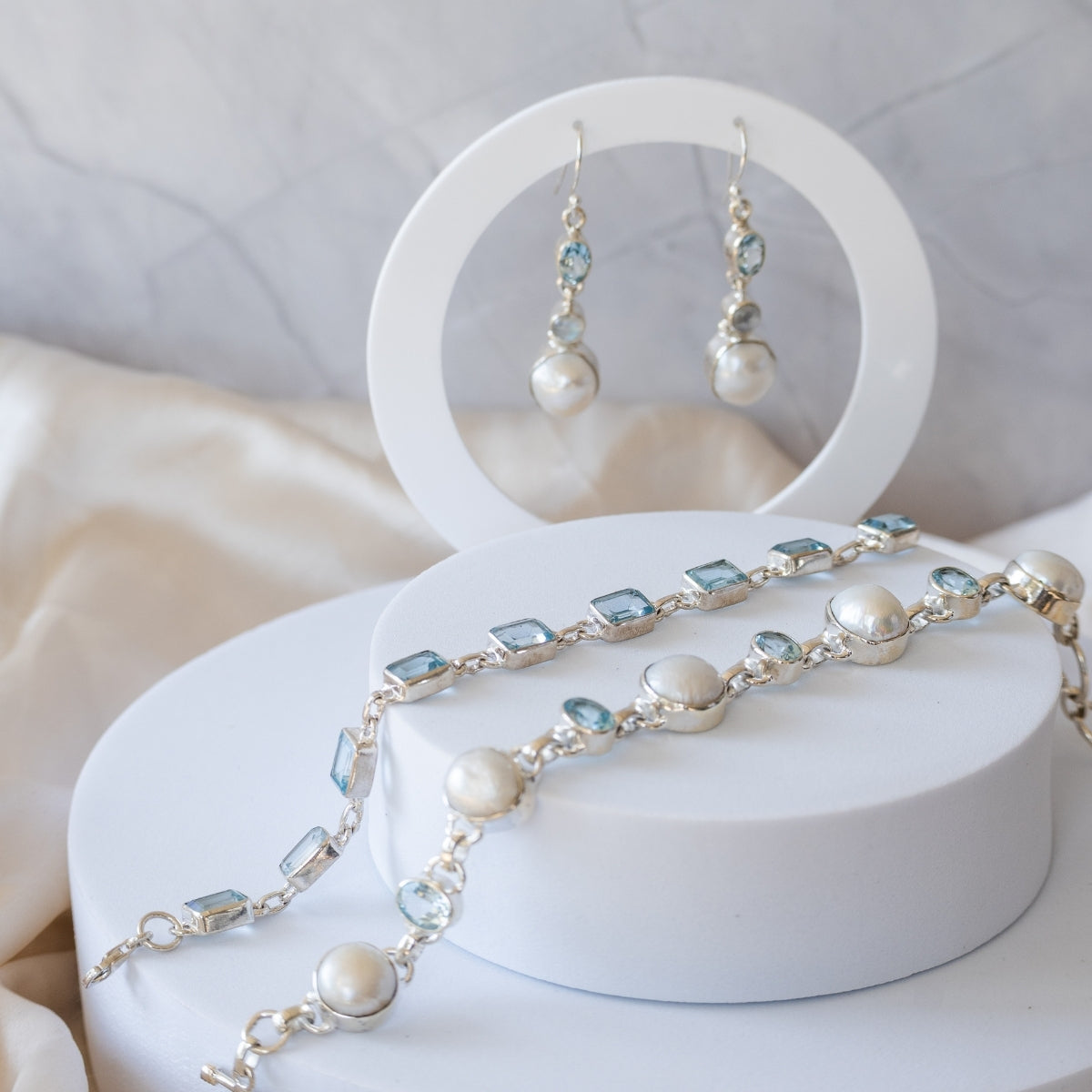 Blue Topaz and freshwater pearl Bracelet