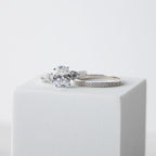 Oval trilogy ring
