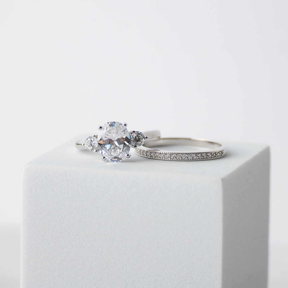 Oval trilogy ring