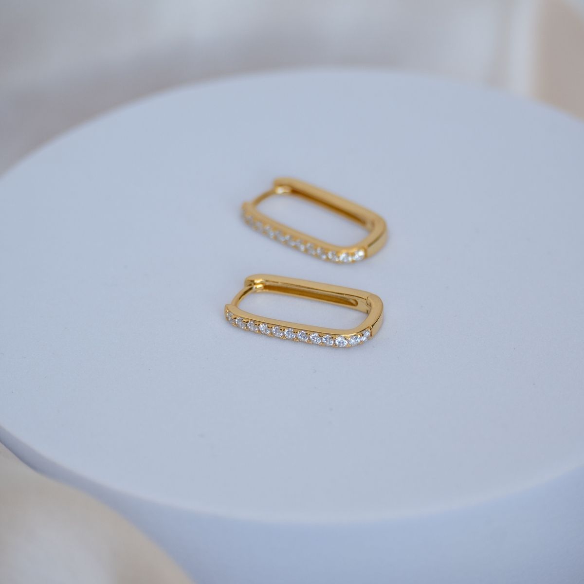 Paperclip Huggy earrings with cubic detail