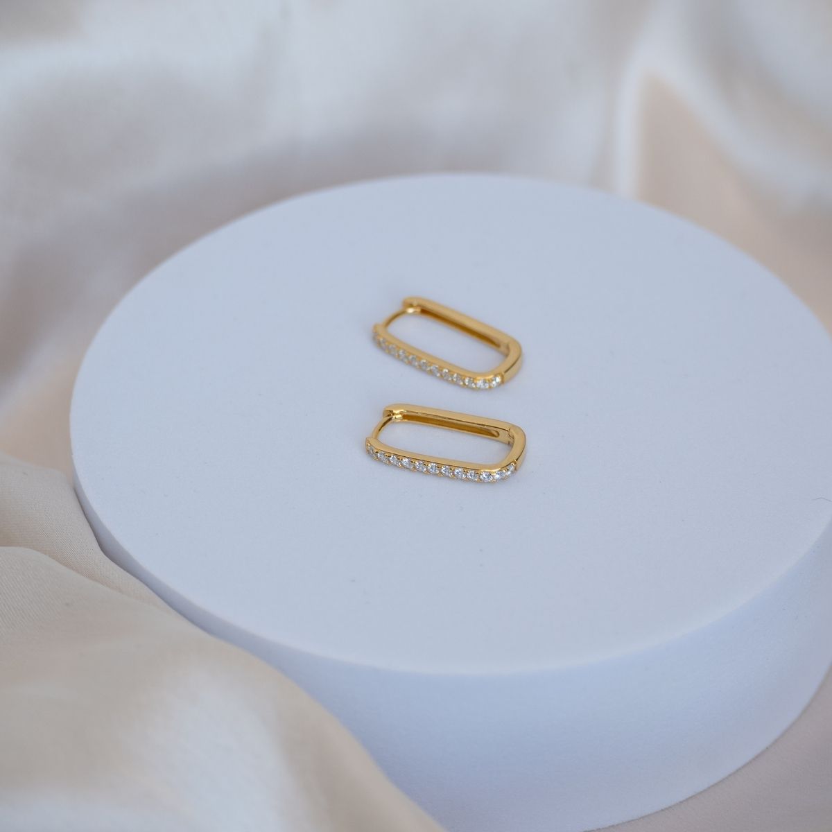 Paperclip Huggy earrings with cubic detail