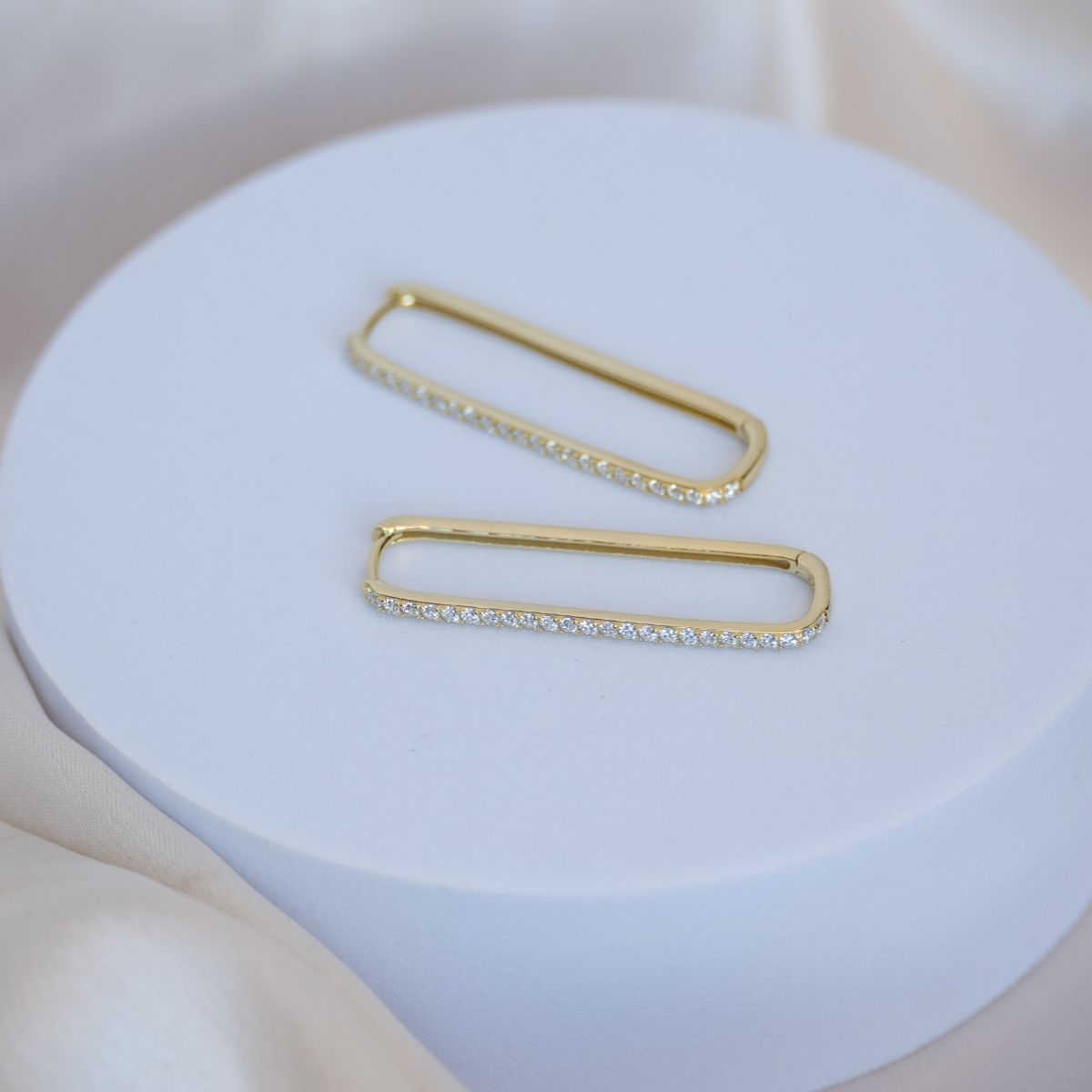 Paperclip Huggy earrings with cubic detail