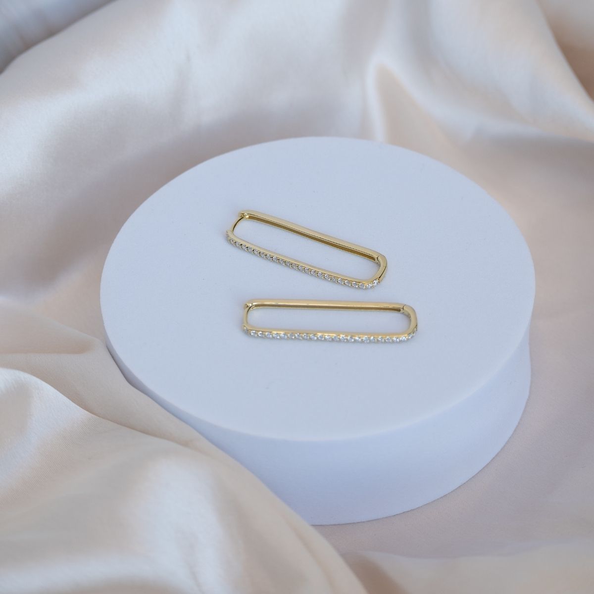 Paperclip Huggy earrings with cubic detail