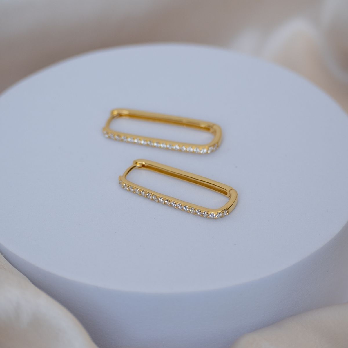 Paperclip Huggy earrings with cubic detail