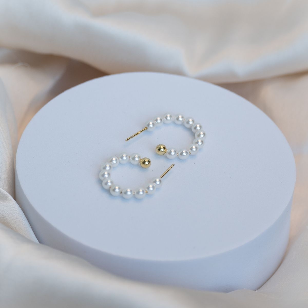 20mm Gold Hoop Pearl Earrings