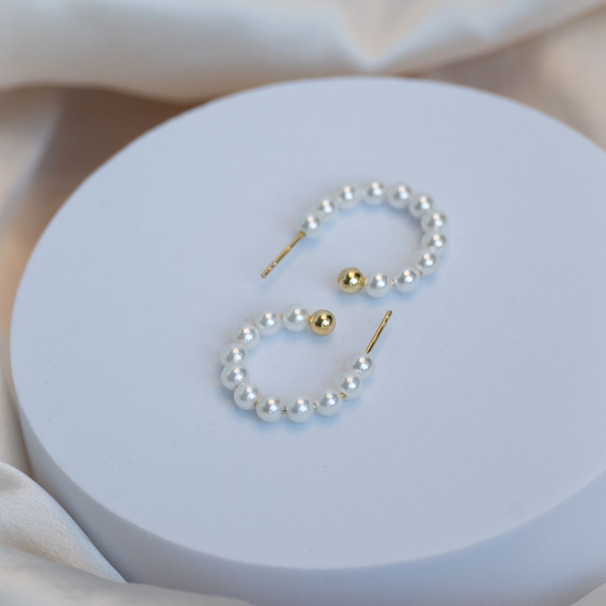 20mm Gold Hoop Pearl Earrings