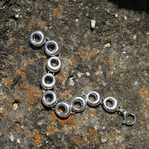 Puffy circle link bracelet