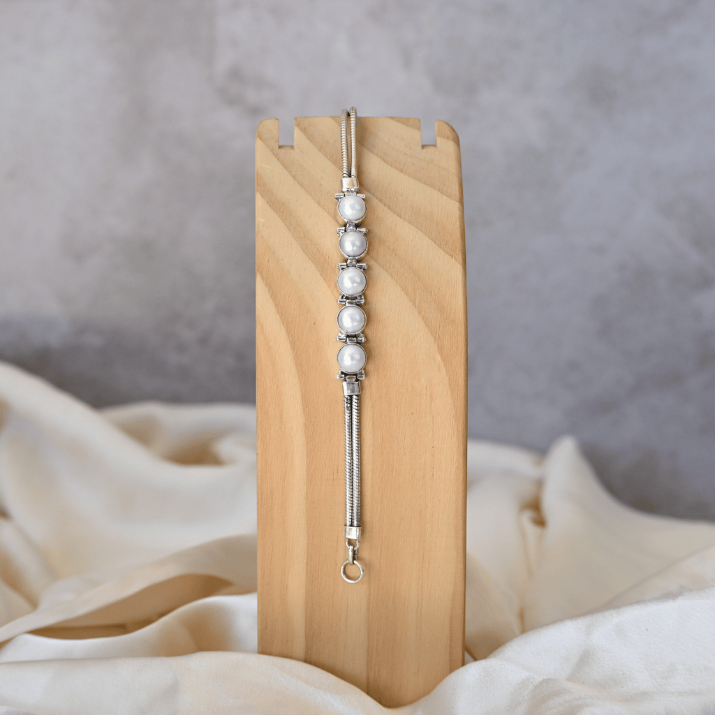 Bracelet with solid links between pearls