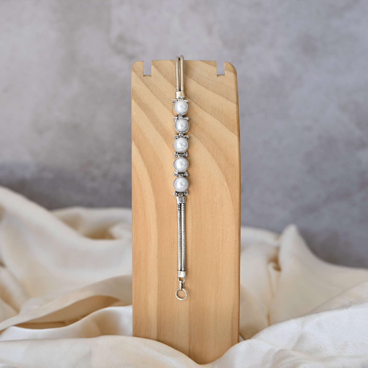 Bracelet with solid links between pearls