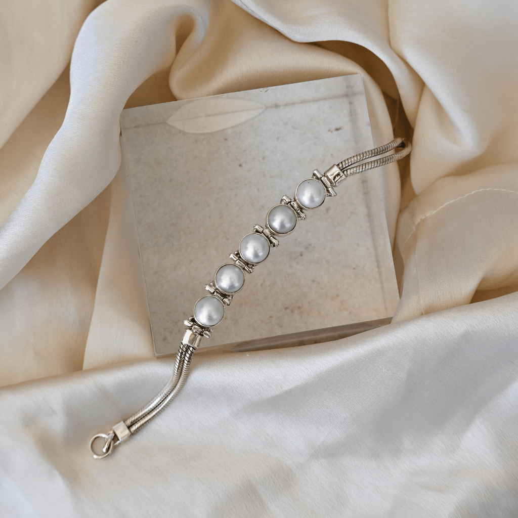 Bracelet with solid links between pearls