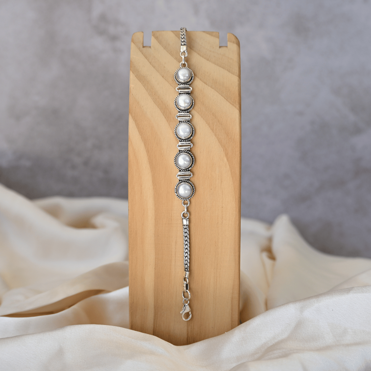 Five pearl bracelet with filigree tube setting