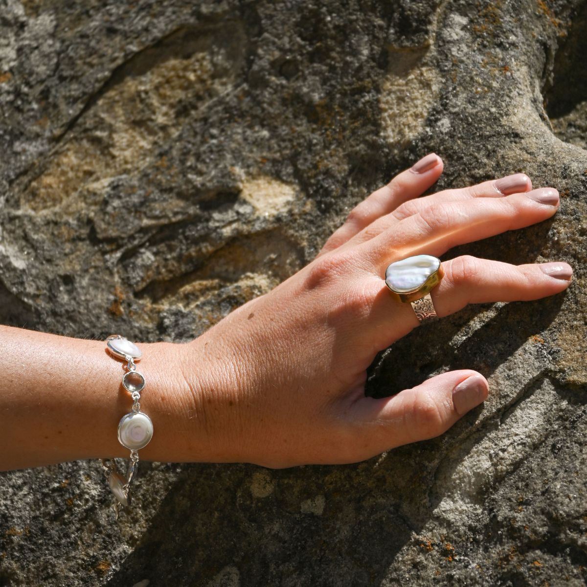 Pearl bracelet with semi precious stones